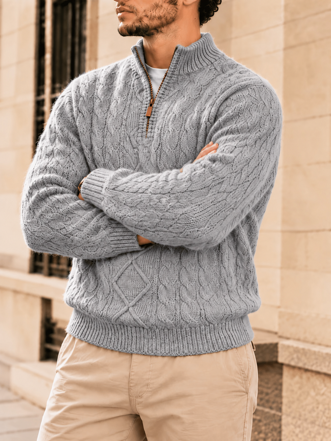 Henrik Herrenpullover mit Zopfmuster und Stehkragen in Hellgrau